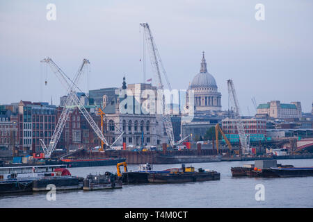 St. Paul's Cathedral im Abendlicht in der Abenddämmerung mit hohen Baukränen auf dem Fluss Stockfoto