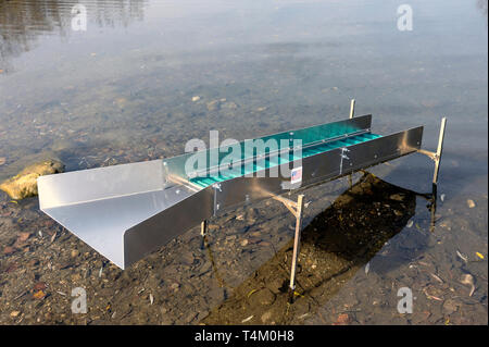 Schleuse oder Waschen Rampe in Situation im Wasser für die Suche nach Gold in den Fluss Stockfoto