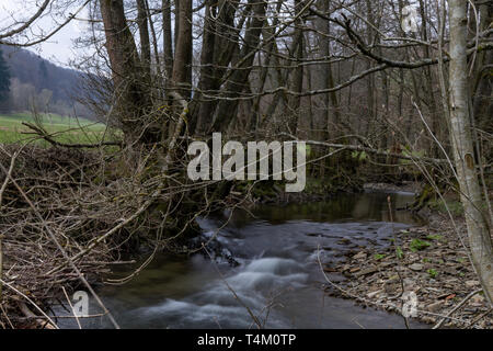 Die langzeitbelichtung des Flusses Orke in der deutschen Rothaargebirge Stockfoto