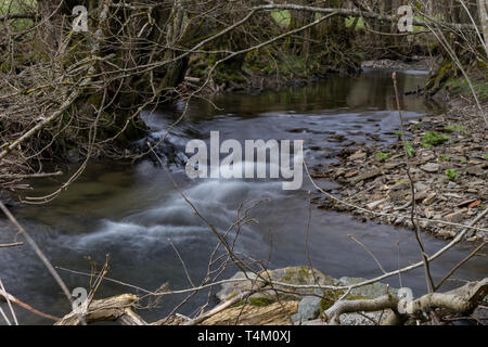 Die langzeitbelichtung des Flusses Orke in der deutschen Rothaargebirge Stockfoto