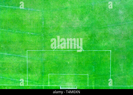 Alternative Perspektive Luftaufnahme von einem Fußballplatz mit Strafe und mit echten grünen Gras befestigt. Stockfoto