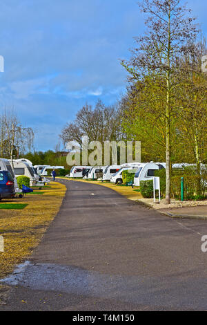 Das Broadway Caravan & Reisemobil Club Website. Allgemeine Ansicht von Wohnwagen & Wohnmobile auf allen Wetter plätze in diesem ganzjährig geöffnet Ort gelegen. Stockfoto