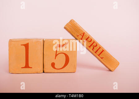 April 15.. Tag 15 der Monat, handgefertigten Holz Würfel Kalender auf moderne Farbe Hintergrund. Feder, Monat, Tag des Jahres Konzept. Stockfoto