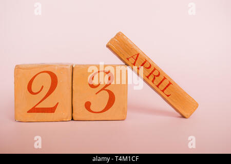 April 23. Tag 23 Monat, handgefertigten Holz Würfel Kalender auf moderne Farbe Hintergrund. Feder, Monat, Tag des Jahres Konzept. Stockfoto