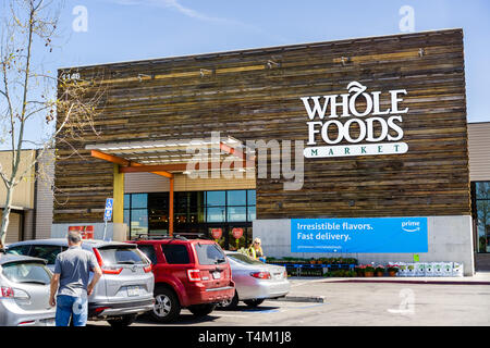 April 14, 2019 San Jose/CA/USA - Whole Foods store Anzeige eine Anzeige für Amazon Prime Mitgliedschaft Stockfoto