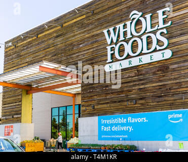 April 14, 2019 San Jose/CA/USA - Whole Foods store Anzeige eine Anzeige für Amazon Prime Mitgliedschaft Stockfoto