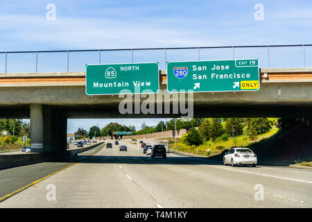 April 14, 2019 San Jose/CA/USA - Annäherung an eine Autobahn Kreuzung in South San Francisco Bay Area; die angezeigten Anleitungen für San Jose, San Francisco ein Stockfoto
