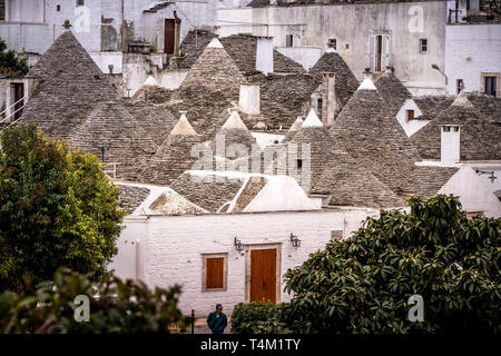 Trulli Kuppeln, traditionelle Häuser mit Trockenmauern und Kegeldach, Alberobello erbaut, UNESCO-Weltkulturerbe, Valle Itria, kleine Stadt in der Nähe von Bari Stockfoto