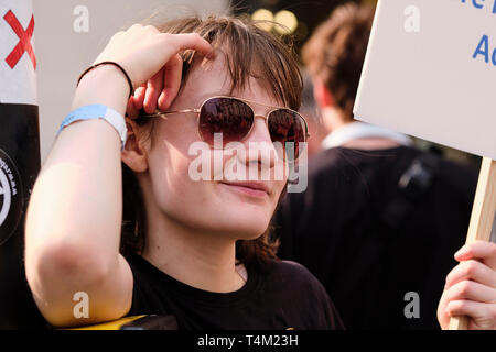 London, UK, 17. Apr 2019. Eine Demonstrantin außerhalb Oxford Circus, Tag drei des Aussterbens Rebellion in London stoppen Verkehr um Oxford Circus. Stockfoto