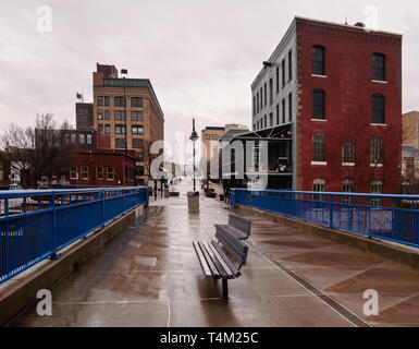 Rochester, New York, USA. April 14, 2019. Angesichts des hohen fällt Viertel in der Innenstadt von Rochester, New York an einem regnerischen Nachmittag Stockfoto