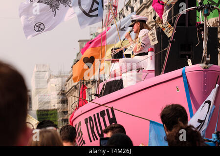 London, UK, 17. Apr 2019. Tag drei des Aussterbens Rebellion in London stoppen Verkehr um Oxford Circus. Stockfoto
