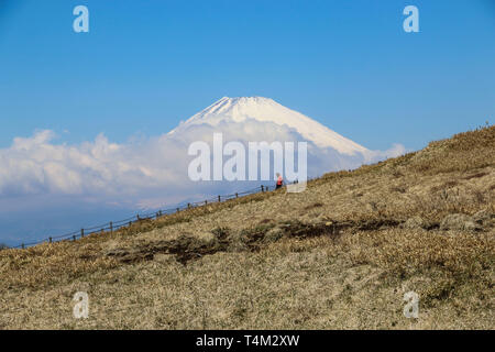 Touristen aus den Berg Komagatake auf dem Hintergrund schöner Blick auf den Gipfel des Mount Fuji im Schnee, Japan Stockfoto