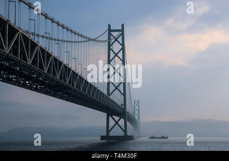 KOBE, Japan - 30. MÄRZ 2019: Akashi Kaikyo Brücke überspannt den Seto Inland Sea aus Awaji Island in Kobe, Japan. Stockfoto