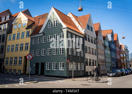 Radfahrer vorbei an bunten historischen Häuser in Landemarket Straße in der Altstadt, Kopenhagen, Dänemark Stockfoto