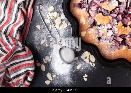 Mandel- und Himbeere Kuchen, Bakewell tart. Traditionelle britische Gebäck Stockfoto