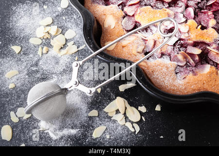 Mandel- und Himbeere Kuchen, Bakewell tart. Traditionelle britische Gebäck Stockfoto