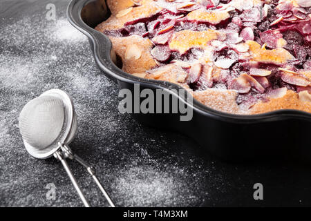 Mandel- und Himbeere Kuchen, Bakewell tart. Traditionelle britische Gebäck Stockfoto