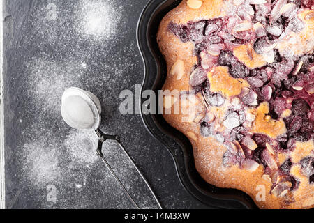 Mandel- und Himbeere Kuchen, Bakewell tart. Traditionelle britische Gebäck Stockfoto