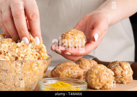 Hände bereiten die Frikadelle aus Hühnerfleisch Stockfoto