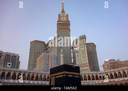 Skyline mit Abraj Al Bait (Royal Clock Tower Makkah) in Mekka, Saudi-Arabien. Stockfoto