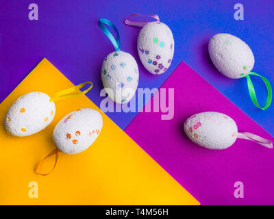 Verschiedene bunte Eier auf hellen Hintergrund in trendigen Farben. Ostern Konzept. Kopieren Sie Platz Stockfoto