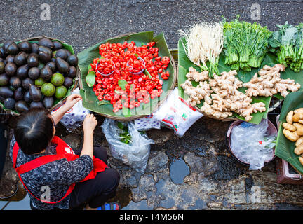 Blick von oben auf die Frau verkaufen frisches Obst und Gemüse - thailan Stockfoto