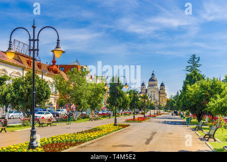 Zentrum von Targu Mures Stadt mit Ortodox Kirche in der Rosen Square, Siebenbürgen, Rumänien. Stockfoto