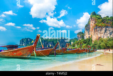 Long tail Boote auf Railay Beach in Krabi, Thailand Stockfoto