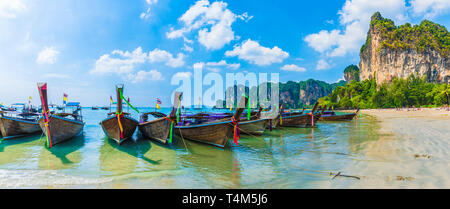 Long tail Boote auf Railay Beach in Krabi, Thailand Stockfoto