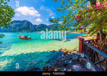Schönen Sommer Szene und -Ziel mit den Bergen und dem türkisfarbenen Meer Wasser in Ton Sai Bay Village, Region von Phi Phi, Thailand Stockfoto