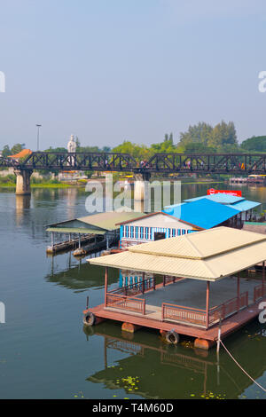 Häuser, mit Death Railway Bridge im Hintergrund, Mae Nam Khwae Yai, Kwai Fluss, Kanchanaburi, Thailand Stockfoto