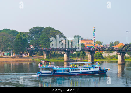 Schiff, am Death Railway Bridge, Mae Nam Khwae Yai, Kwai Fluss, Kanchanaburi, Thailand Stockfoto