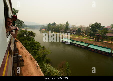 Reisen auf dem historischen Thai - birma Eisenbahn. Kanchanaburi Provinz. Thailand Stockfoto