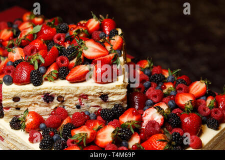 Bild von Honig Kuchen mit Beeren close-up. Stockfoto
