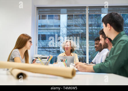 Young Business Team für Treffen oder in der Werkstatt für Aus- oder Weiterbildung teilnehmen Stockfoto