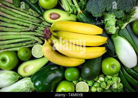 Raw gesundes Essen sauber essen Obst und Gemüse Spargel, Brokkoli, Avocado, Banane, Brüssel, Gurke, Paprika, Sellerie, Apfel, Limette, Spinat und Stockfoto