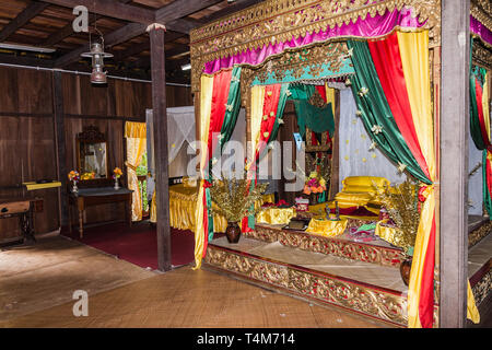 Das Schlafzimmer von einer traditionellen ethnischen Malaiischen Holzhaus, Sarawak, Malaysia Stockfoto