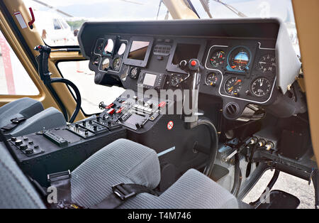 Interior cockpit helicopter pilot dashboard Stockfoto