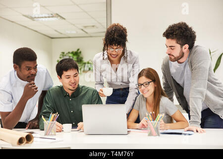 Freiberufler als Software Entwickler Team arbeitet zusammen auf Laptop Stockfoto