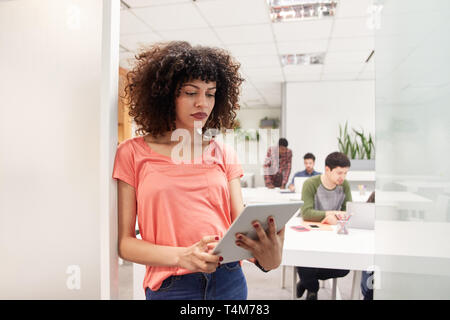 African Business Frau mit Tablet Computer Online unter Coworking Büro Stockfoto