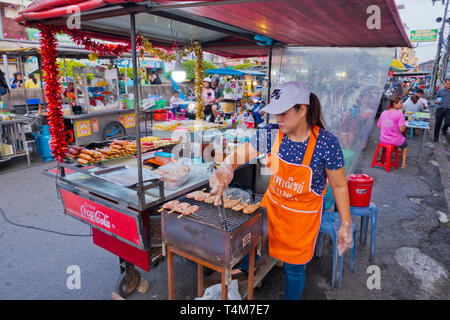 Garküche verkaufen Gegrilltes Fleisch, Mitkasema Nachtmarkt, Surat Thani, Thailand Stockfoto