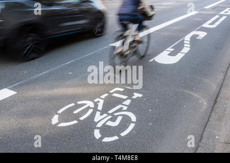 Umwelt Spur für Busse, Fahrräder, e-Autos und Taxis in Düsseldorf, Deutschland. Stockfoto