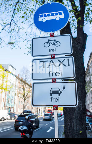 Umwelt Spur für Busse, Fahrräder, e-Autos und Taxis in Düsseldorf, Deutschland. Stockfoto