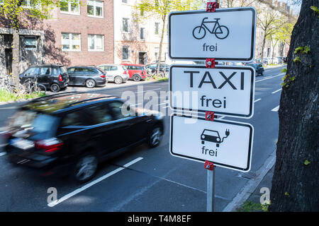 Umwelt Spur für Busse, Fahrräder, e-Autos und Taxis in Düsseldorf, Deutschland. Stockfoto