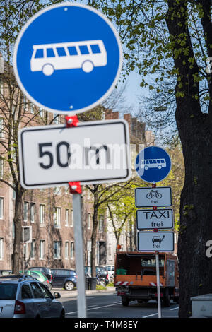 Umwelt Spur für Busse, Fahrräder, e-Autos und Taxis in Düsseldorf, Deutschland. Stockfoto