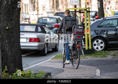 Umwelt Spur für Busse, Fahrräder, e-Autos und Taxis in Düsseldorf, Deutschland. Stockfoto