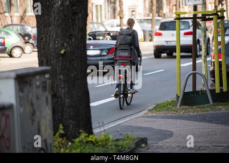 Umwelt Spur für Busse, Fahrräder, e-Autos und Taxis in Düsseldorf, Deutschland. Stockfoto