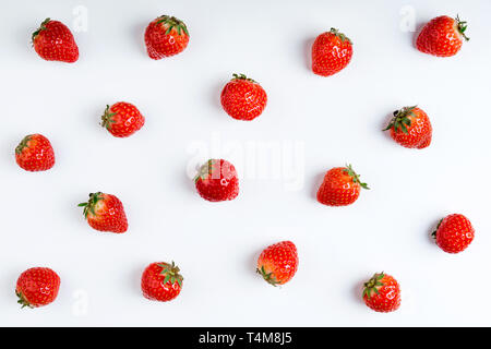 Erdbeere auf weißem Hintergrund, Ansicht von oben. Beeren Muster, flach. Erdbeere isoliert auf weißem Hintergrund. Kreative essen Konzept Stockfoto