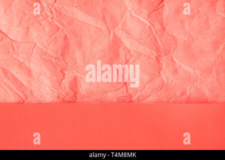 Trendy Coral farbigen strukturierten Hintergrund. Zerknitterte orange-rosa Handwerk Papier und Normalpapier Blätter aufgeteilt Erstellen der Partition. Flach. Stockfoto