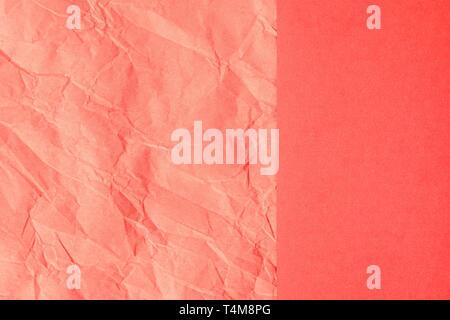 Trendy Coral farbigen strukturierten Hintergrund. Zerknitterte orange-rosa Handwerk Papier und Normalpapier Blätter aufgeteilt Erstellen der Partition. Flach. Stockfoto